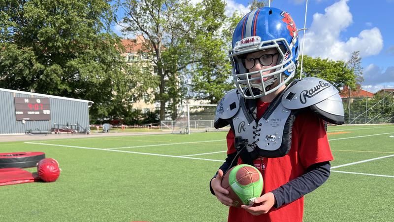 Unge Isak med utrustning för att prova på amerikansk fotboll