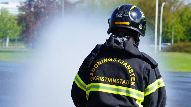 Brandman släcker eld Räddningstjänsten Kristianstad