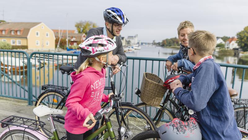 Familj cyklar. Fri användning för Kristianstads kommun, ej sociala medier. (MR) © Sven Persson / swelo.se