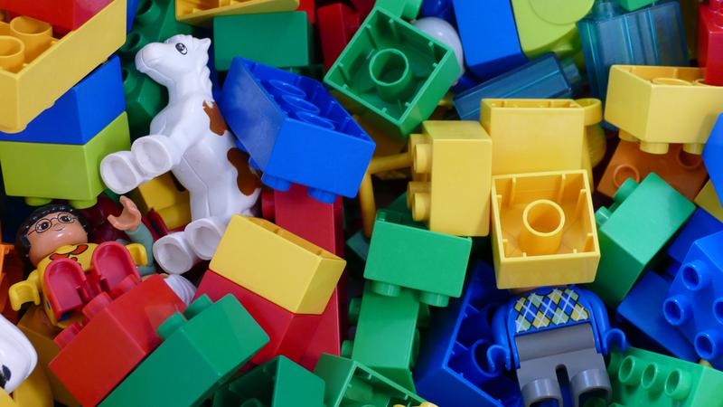 Legobitar i olika färger.